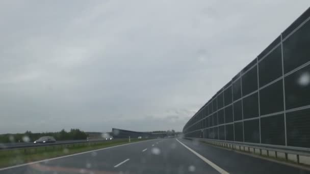 Conductor del coche conduciendo bajo la lluvia — Vídeos de Stock