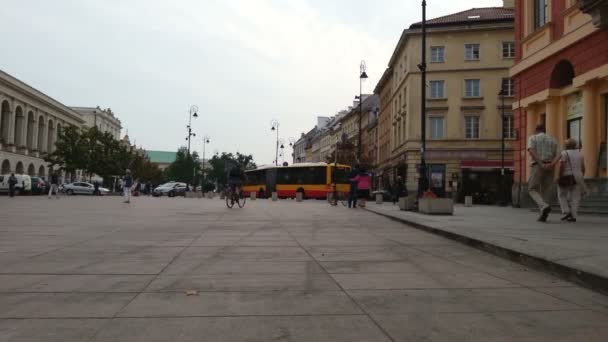 Människor gå på torget — Stockvideo