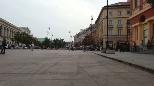광장을 걸어가는 사람들 — 비디오
