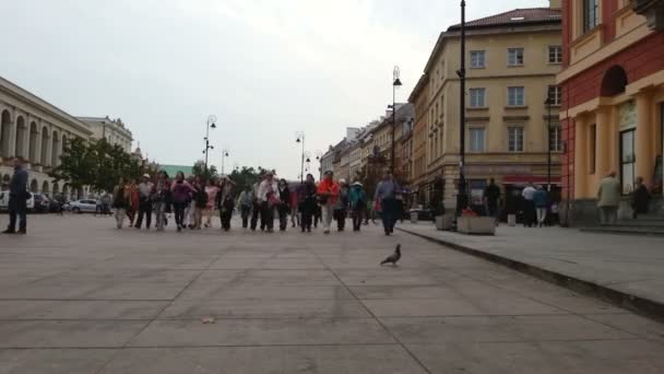 Turystów, Zwiedzanie zabytkowej dzielnicy Warszawa — Wideo stockowe