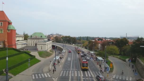 Fußgänger überqueren Straße — Stockvideo