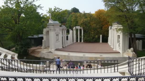 Toeristen zittend op banken Lazienki Park — Stockvideo