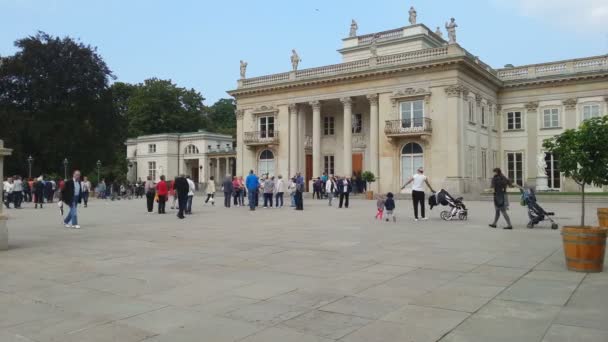 Τουρίστες με τα πόδια μπροστά από το παλάτι του Lazienki — Αρχείο Βίντεο