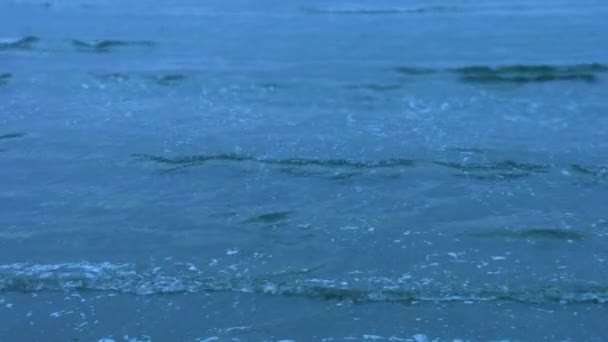 Tranquillo onde del mare freddo spruzzi. Acqua blu intenso senza fine. Tristi ricordi — Video Stock