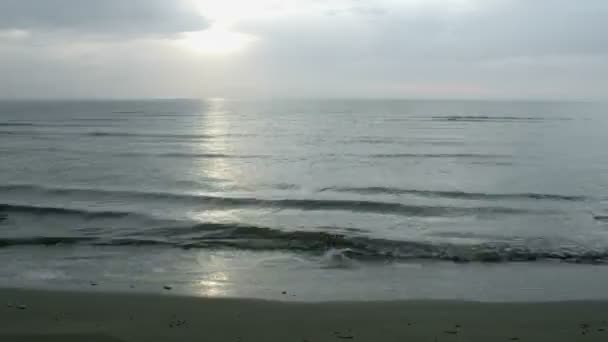 Timelapse van enorme zeegezicht onder bewolkt skyline. Oceaan tij-golven op zanderige kust — Stockvideo