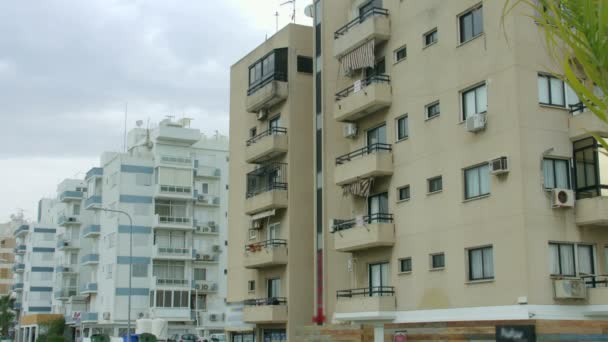 Immeubles abandonnés. Ville en faillite dans la dépression. Crise financière — Video