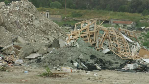 Terribles secuelas del terremoto. Montón de piezas demolidas. Depósito de residuos — Vídeos de Stock