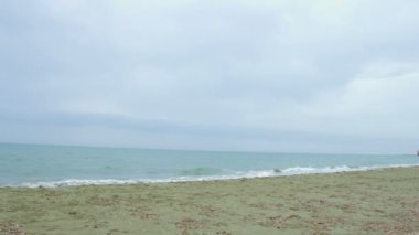 Deniz kenarında tek başına çalışan güçlü ince kadın. Diyet ve sağlıklı yaşam için spor