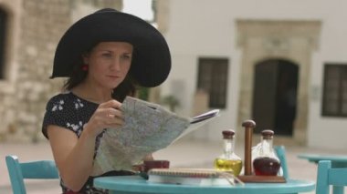 Çok kadın turist harita ellerini, kafede oturan yolculuk rota incelenmesi