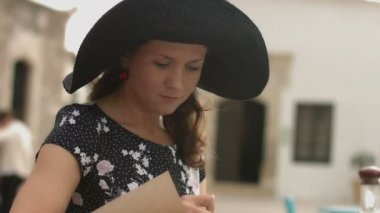 Fikirleri aşağı yazma not defterinde, yapılacaklar listesi yapma kafe, güzel genç bayan