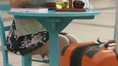 Balayı gezisi, harita üzerinde işaretleri yapma, notlar aşağı yazma genç bayan