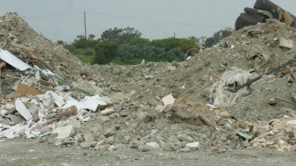 Högen av avfall plast, glas, trä, stenar förorenande grön naturliga miljö — Stockvideo