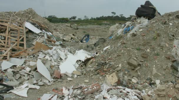 致命的事故后果。堆在坠机现场的破坏房屋遗迹 — 图库视频影像