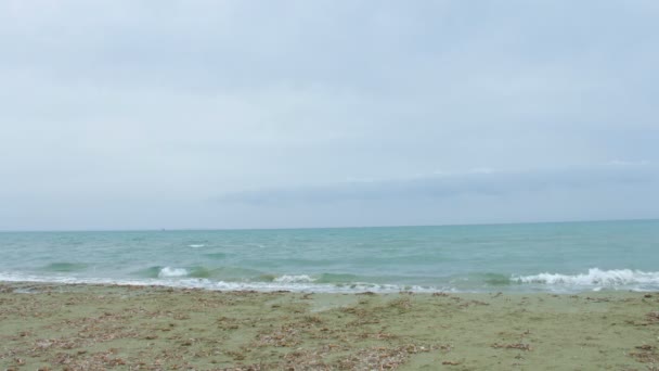 Végtelen tenger, habos hullámokkal fröccsenő tengerparton. Nyaralás: resort — Stock videók