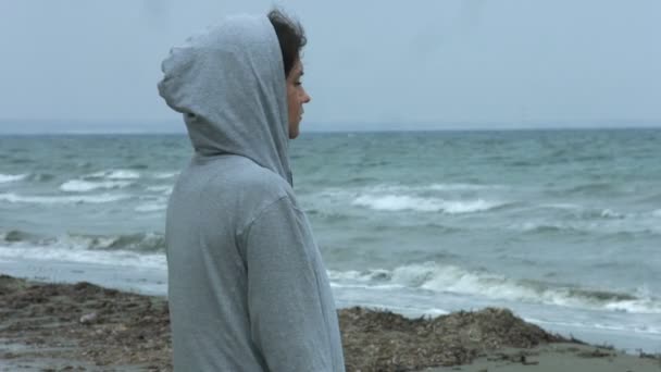Mujer solitaria y deprimida mirando el mar tormentoso, pensando en suicidarse. Corazón roto. — Vídeo de stock
