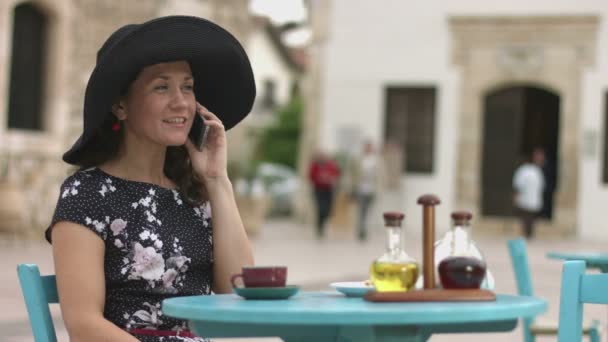 Elegancki kobiece zakończenie rozmowy telefonicznej z uśmiechem na twarzy. Szczęśliwa kobieta korzystających z reszta — Wideo stockowe