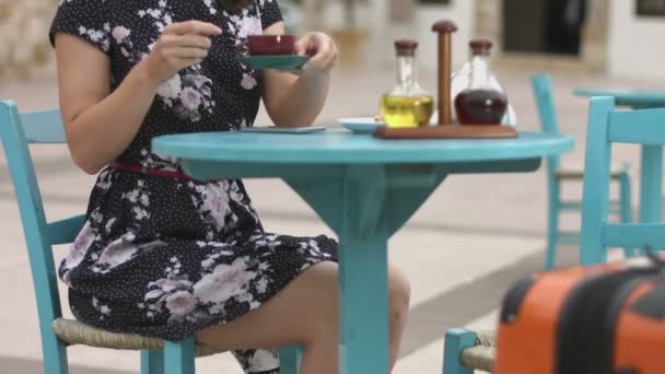 Mutlu genç kadın kahve içme, sokak kafe, onun konaklamanın tadını flört — Stok video