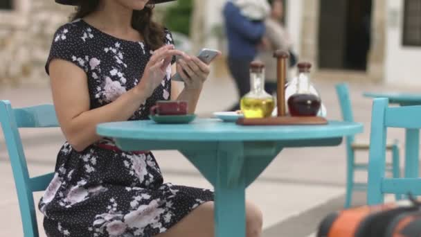 Hot giovane donna che legge newsfeed su smartphone, controllare i social network in caffè — Video Stock