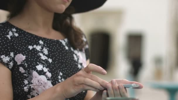 Närbild av kvinnliga händer skriva meddelande, skriva e-post, chattar på smartphone — Stockvideo