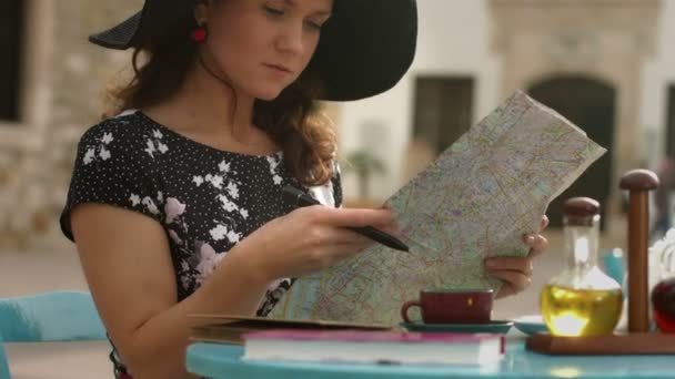 Elegante joven mujer en la planificación de café gira en el extranjero, estudiar mapa, comprobar las rutas — Vídeo de stock