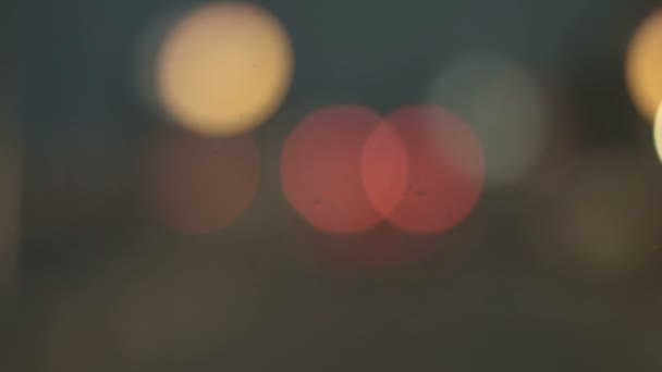 pov conducteur ivre, feux de circulation déconcentrés vus à travers le pare-brise avant accident 