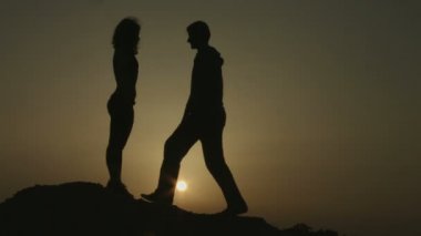 Çift şefkatle romantik tarihte açık havada öpüşme. Erkek ve kadın aşk sarılma içinde