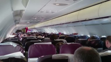 Ekonomi sınıfı yolcu uçağı yönetim kurulunda uçan insanlar. Türbülans uçak