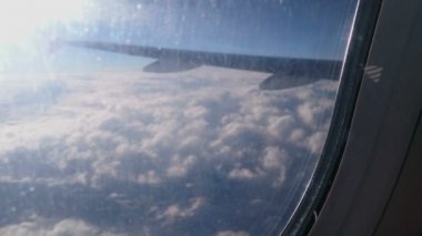 Hedef Havaalanı'nda açılış öncesi fırtınalı bulutlar içinde aşağı sürüklenen uçak