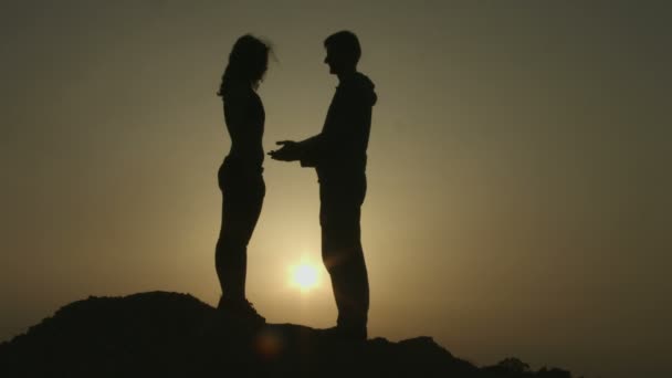 Silhouettes of newlyweds couple kissing passionately. Romantic love story — Stock Video