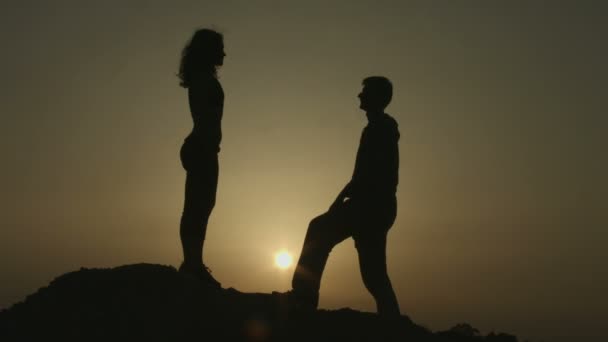 Hombre haciendo proposición a la mujer al amanecer en las montañas. Pareja feliz en el amor — Vídeos de Stock