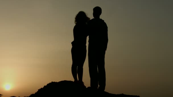 Silhouet van gelukkige paar samen genieten van de zonsondergang, op zoek in de toekomst met hoop — Stockvideo