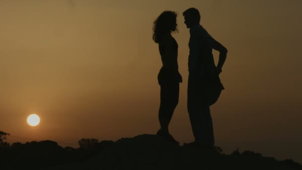 Man gives jacket to beloved girlfriend, shows care in cold evening in mountains — Stock Video