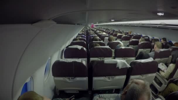 Passagiere der Economy Class sitzen in der Flugzeugkabine. Luftverkehrsdienste — Stockvideo