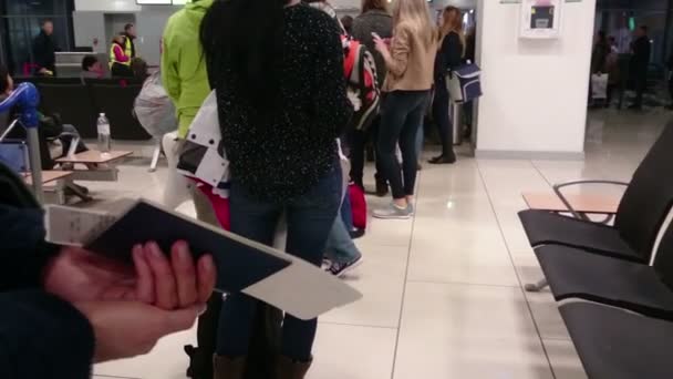 Nerwowi ludzie w długiej kolejce czekając na kontrolę paszportową w punkcie celnym — Wideo stockowe