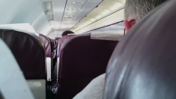 Cestující, schovává se za sedadlem během teroristický útok na letadlo. Únos letadla — Stock video