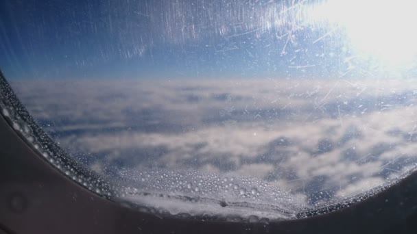 여객기는 공항에 착륙 하기 전에 이동 두꺼운 구름에 접근 — 비디오