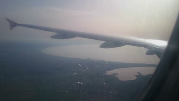 Military rescue aircraft over dangerous battle zone. Seascape view from plane — Stock Video