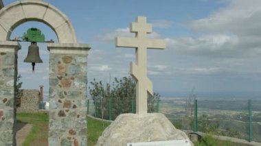 Zaman atlamalı bulutların gökyüzünde monastery yakınındaki Ortodoks taş çapraz üzerinde hareket