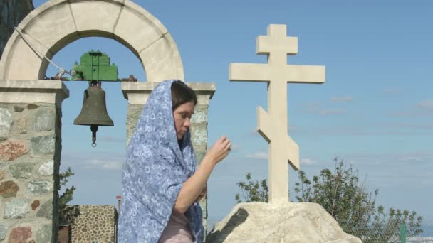 Femme religieuse priant Dieu, se traversant, regardant dans le ciel avec espérance — Video