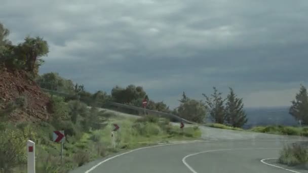 Point de vue du conducteur se déplaçant en voiture sur la route serpentine dangereuse, à grande vitesse 