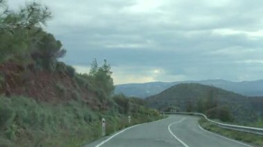 Araç dağlarda serpantin yolda vahşi hızda acele, hızlandırılmış