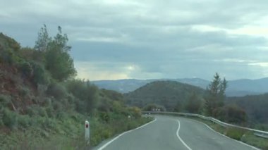 Ön cam dağ yolda tehlikeli keskin sırayla araba ile göster