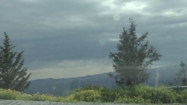 Auto guida pericolosa strada serpentina in montagna, rischio di incidente, slow-mo — Video Stock