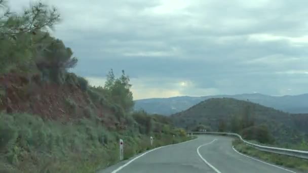 Time-lapse du véhicule se précipitant à vitesse sauvage sur la route serpentine dans les montagnes 