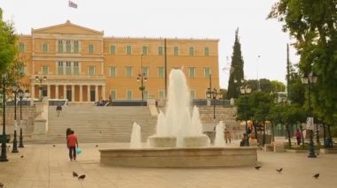 Birçok insan tarihi ve sosyal Atina'nın merkezine içinde Syntagma Square yürüme