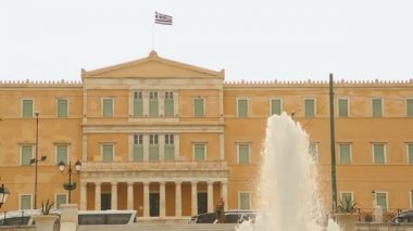 Syntagma veya Anayasa Meydanı Atina'da Greek Parliament yakınındaki büyük çeşme