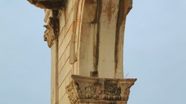 Antik mimari, Hadrian'ın kapısı Sökülüp takılması, büyük harfler ile mermer kemer