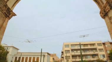 Trafik, modern binalar, Hadrian'ın geçitten görülen Atina Akropol