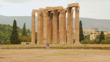 Uzun boylu Korint sütunları Olympian Zeus Tapınağı poz turist
