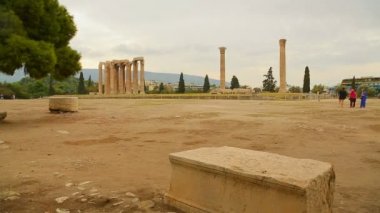 Turist etrafında Olympian Zeus Tapınağı Atina, gezi turuna yürüyüş